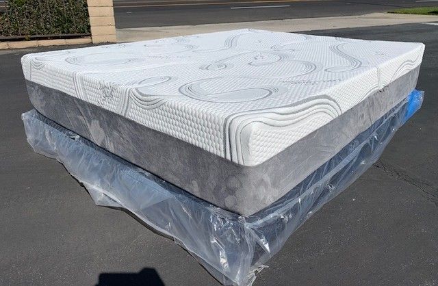 Queen Organic Cool Gel Memory Foam Mattress!!