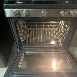 Lg Stove Oven With Griddle & Samsung Refrigerator 