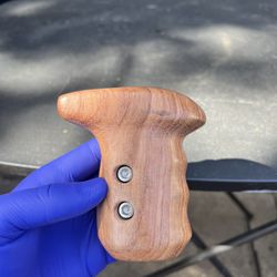 Right side wooden grip with Arri rosette