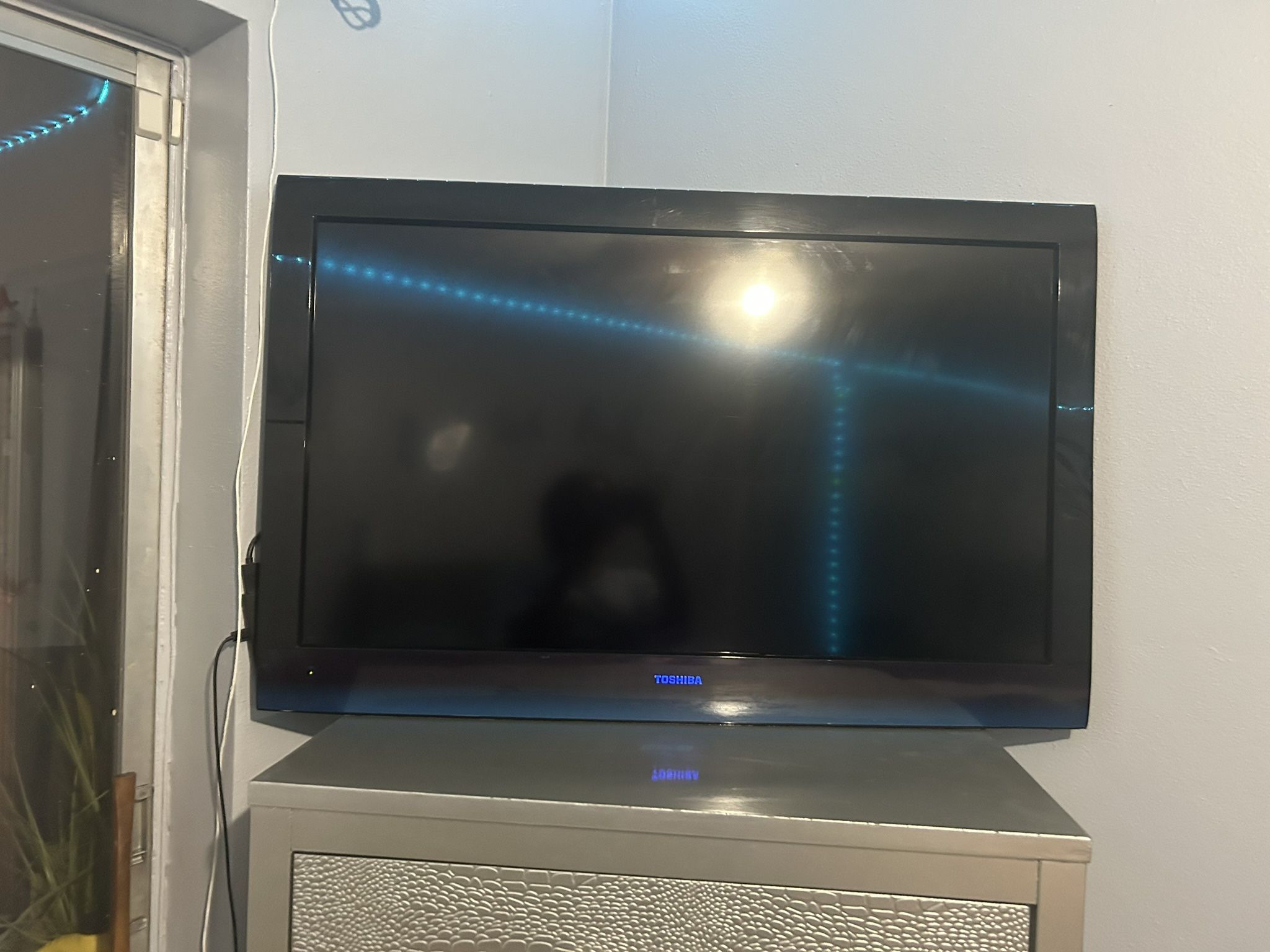 Toshiba 39” LCD TV - Works Perfectly!