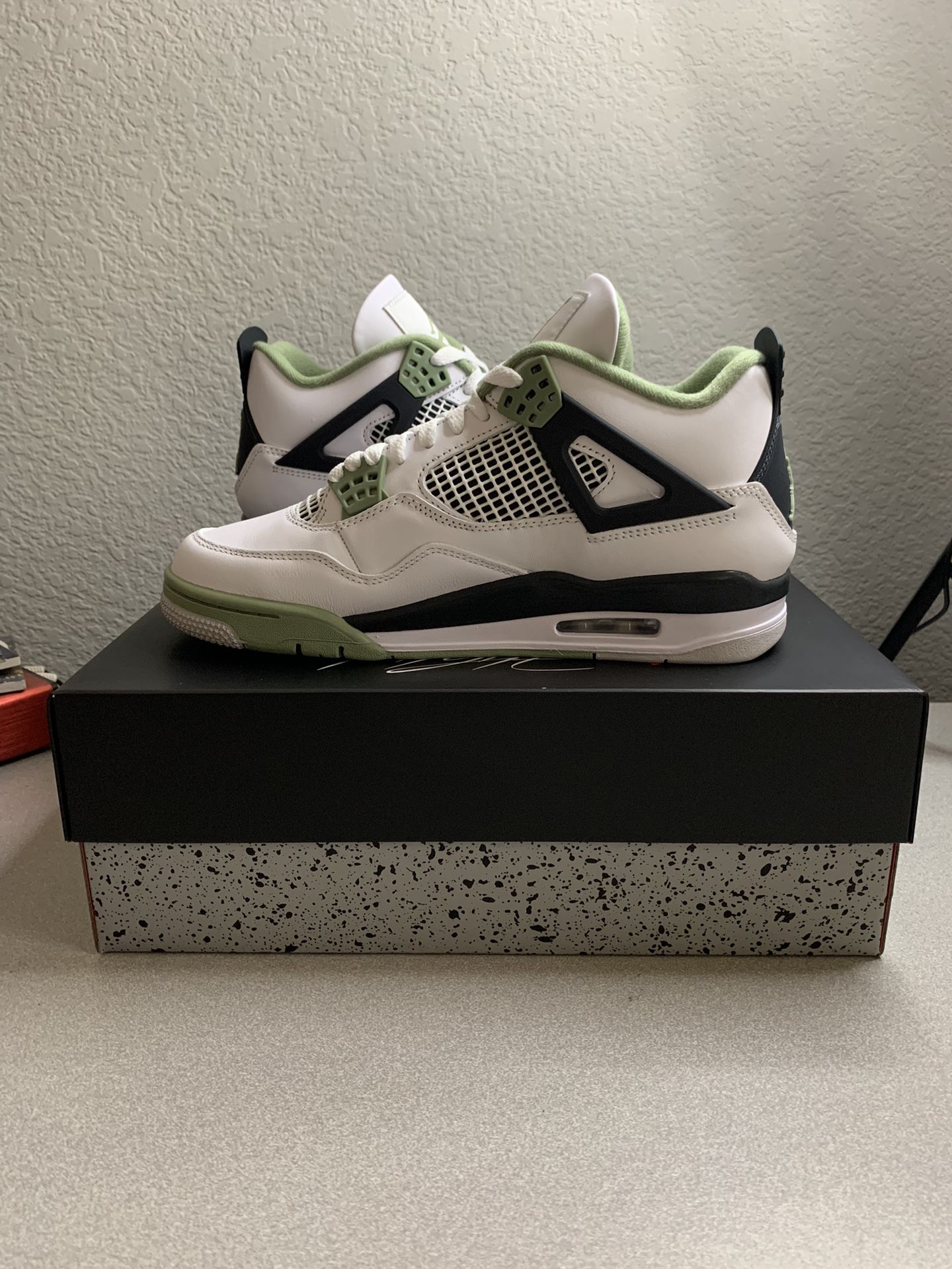 Jordan 4 Seafoams/Oil green (Women’s Size 10) (Men’s size 8.5)