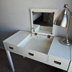 Vanity Table with Mirror & Lamp (Broken front leg)