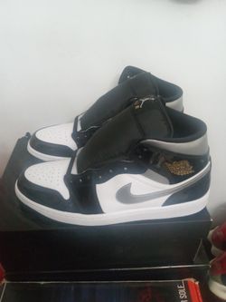 Air Jordan 1 Retro 1 Mid Men Size 11 New W/Box