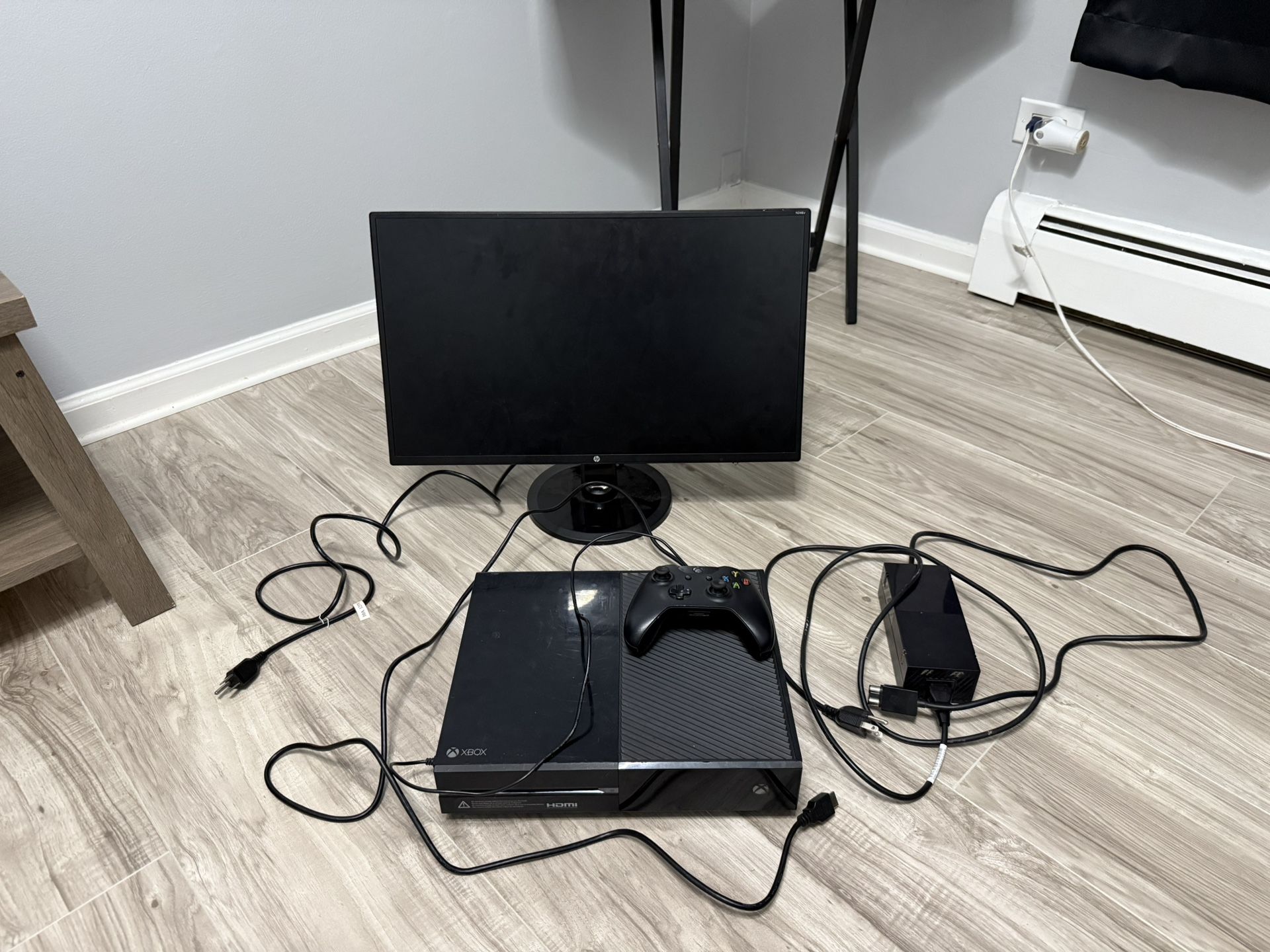 Microsoft Xbox One + Monitor