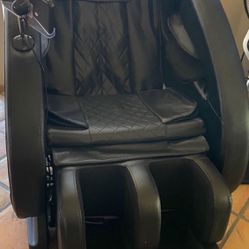 Massage chair In Excellent Condition For Sale