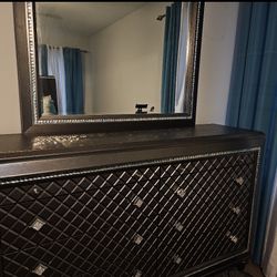 Dresser With Mirror 