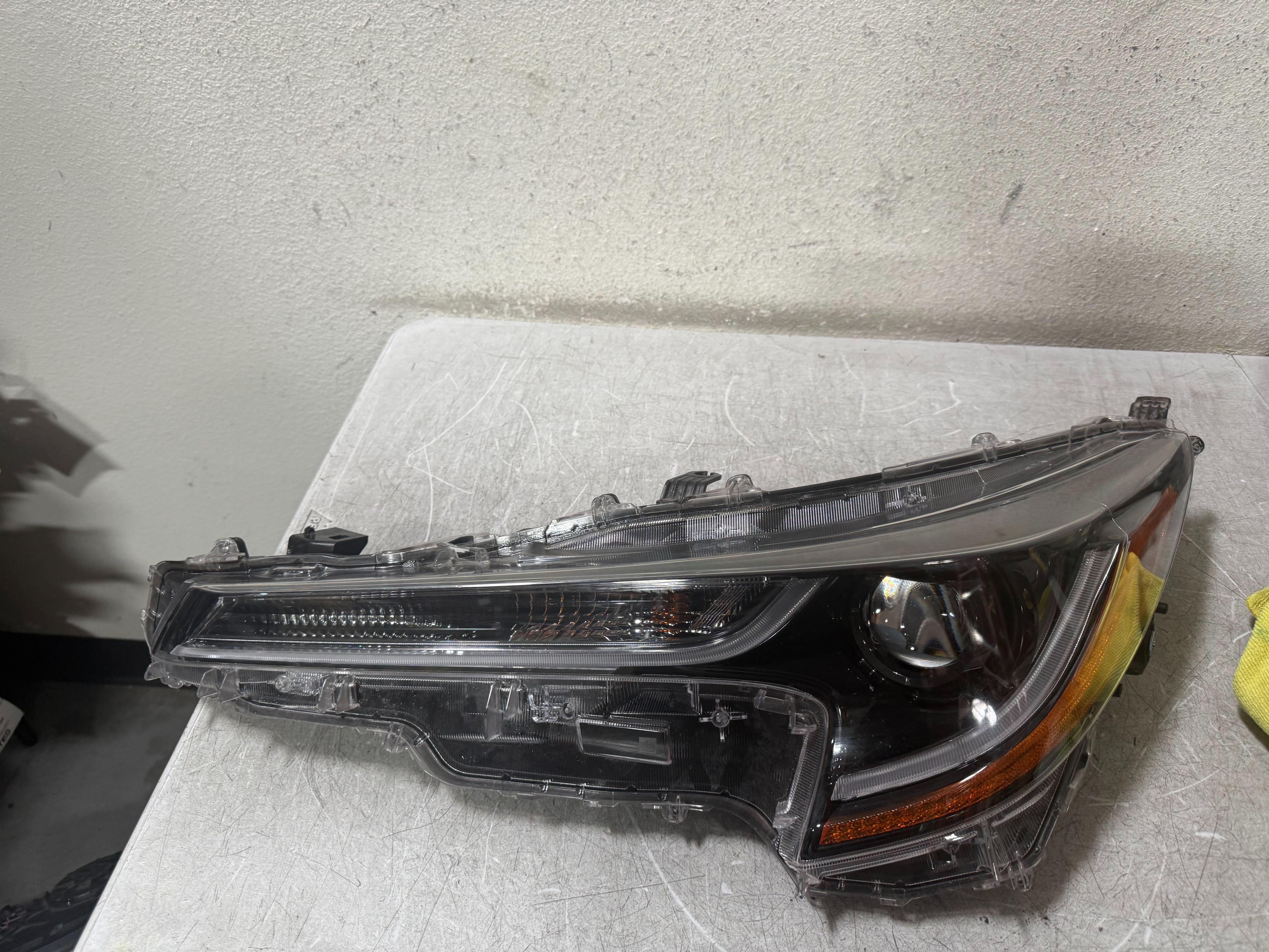 TOYOTA CORROLLA LEFT HEADLIGHT 2022