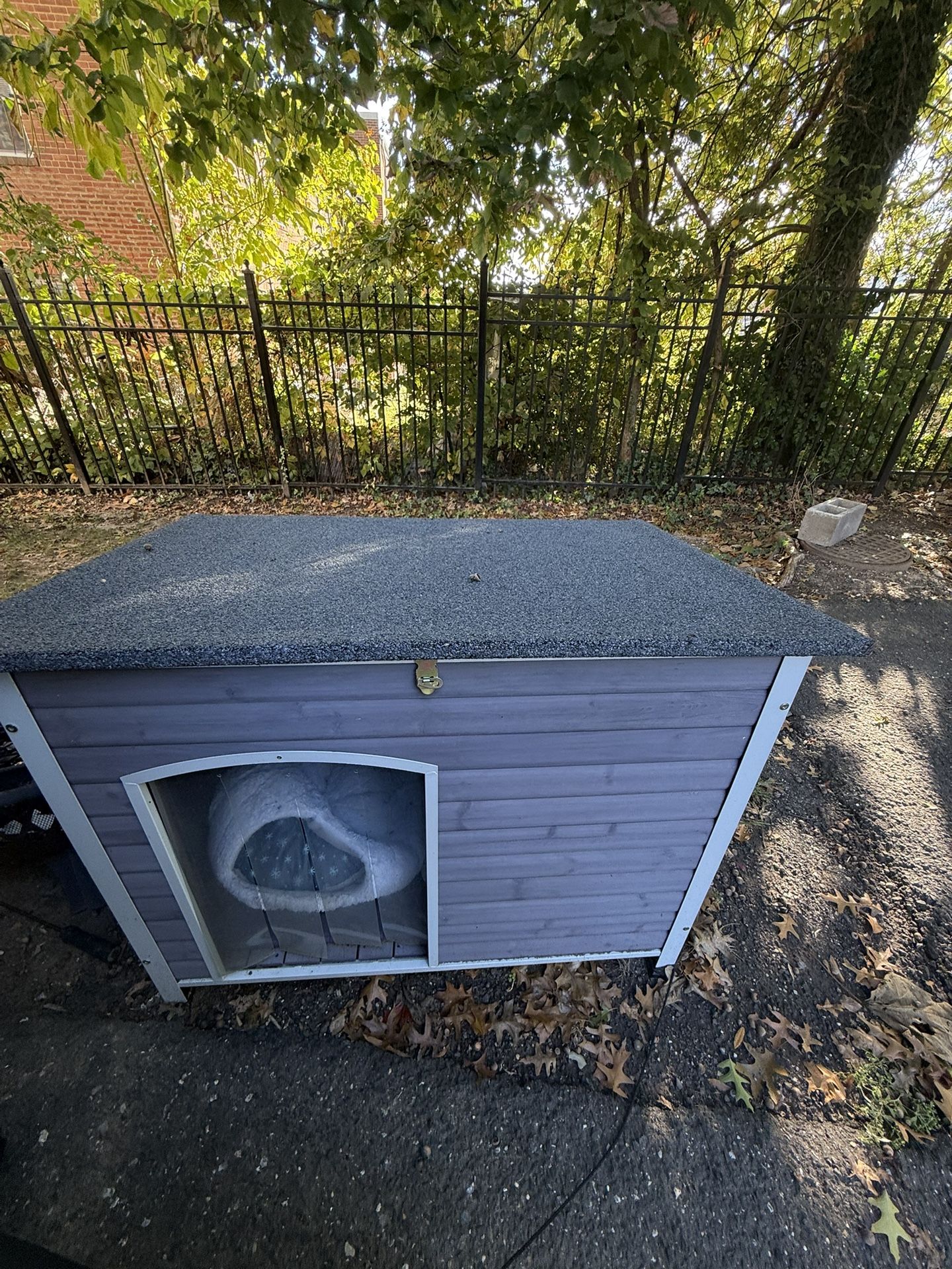 Insulated Outdoor Pet Home β Weatherproof & Cozy Shelter