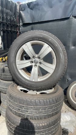 255/60/18 Pirelli 18” Tires Like New 