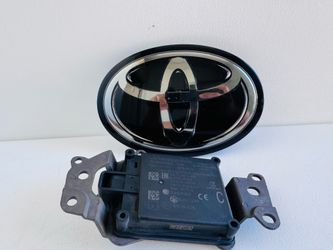 2018-2020 TOYOTA CAMRY FRONT EMBLEM & MILLIMETER WAVE RADAR SENSOR OEM (273-74)