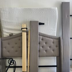 grey linen upholstered button-tufted queen size platform bed - Excellent Condition 