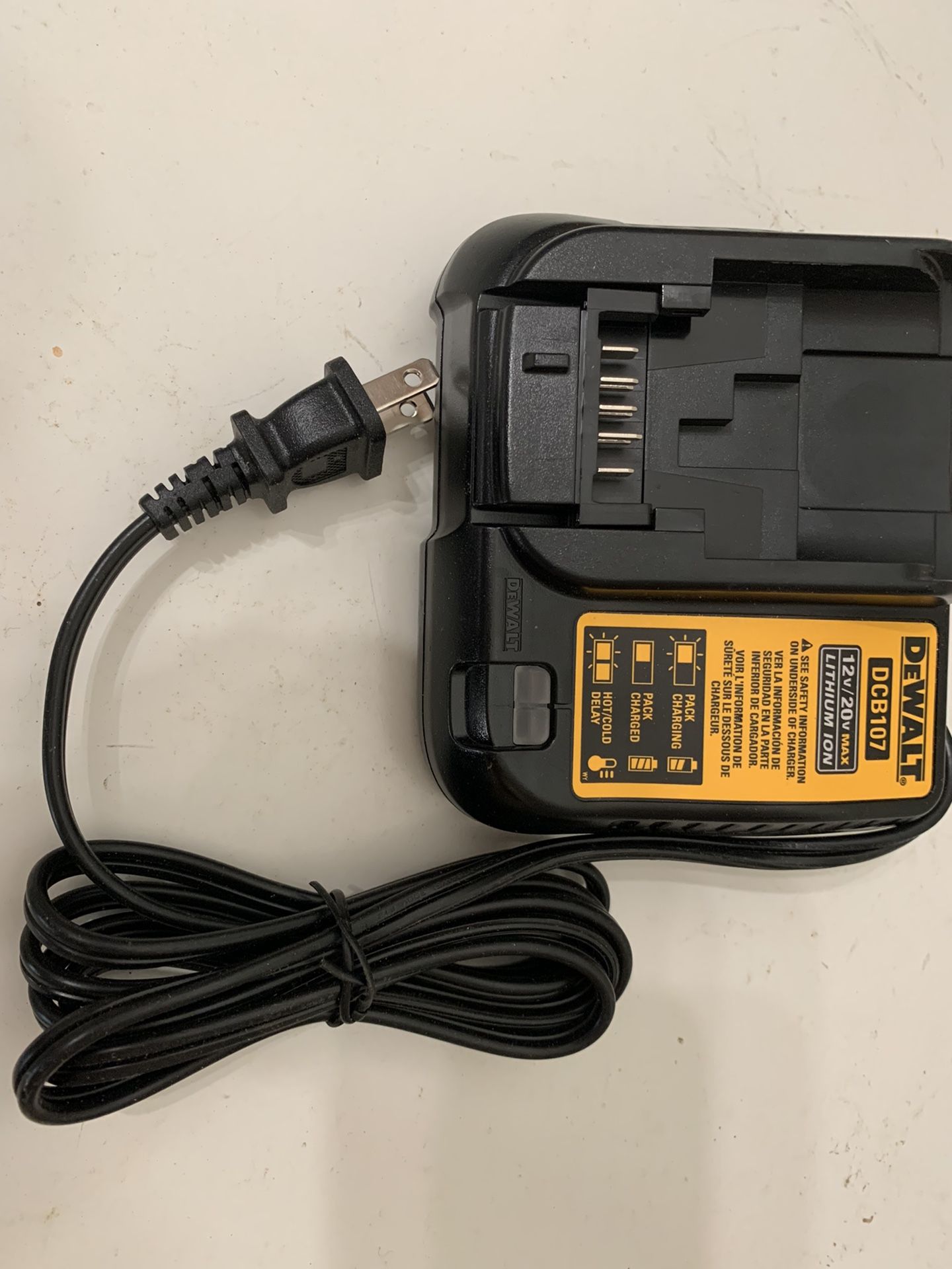 DEWALT 12–20V MAX Lithium-Ion Battery Charge