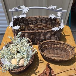 Assorted vintage wickered baskets