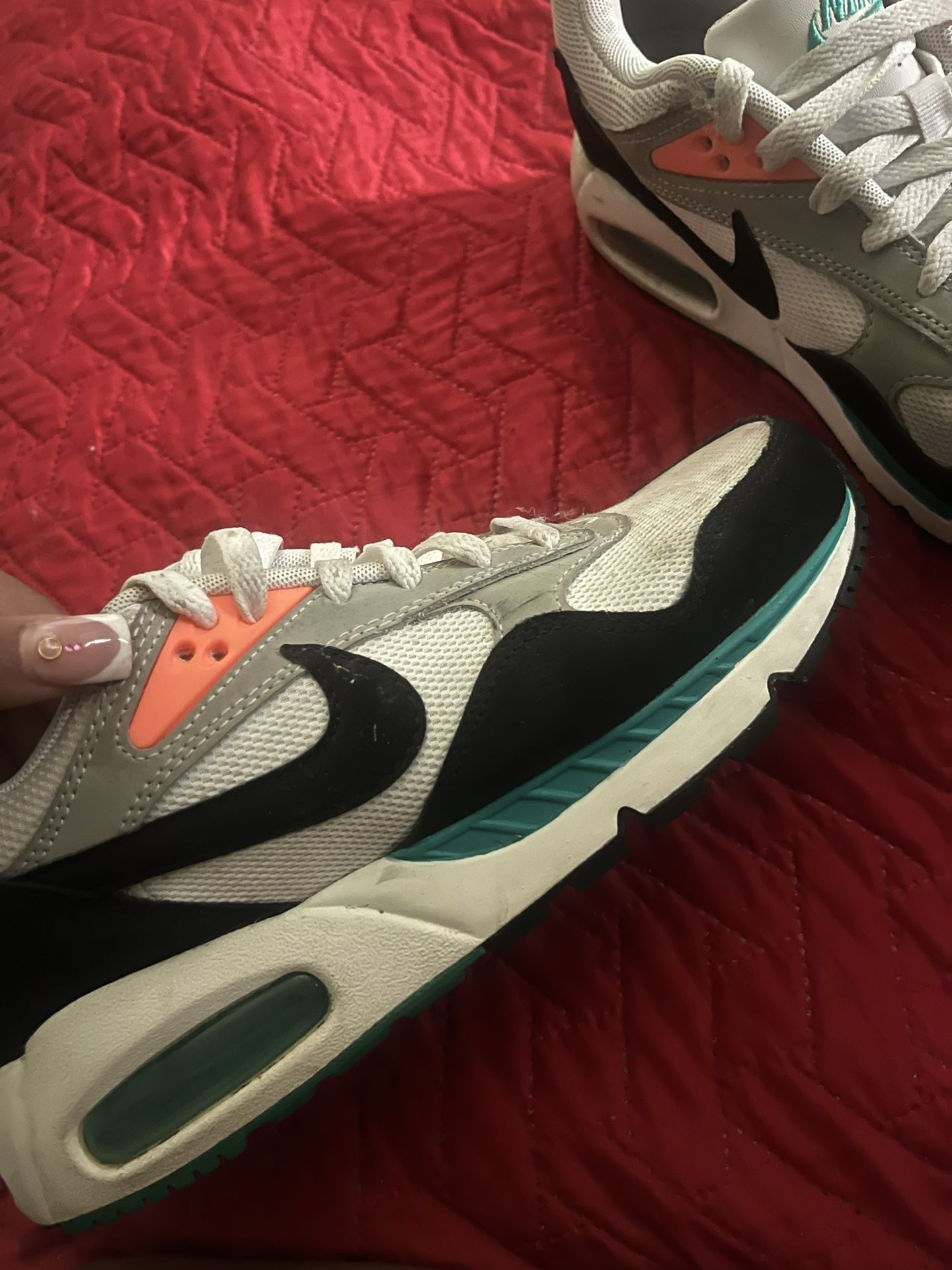 selling woman’s air maxes!!