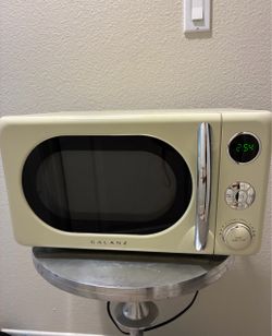 Galanz Retro-style Countertop Microwave, Cream