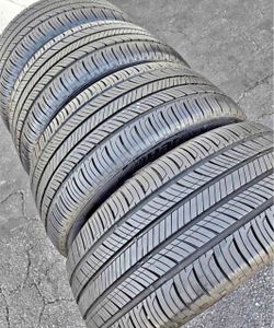 235/45/18 vendo un set de llantas marca Hankook con un 80% se vida las 4