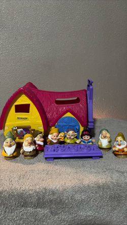 Fisher-Price little people rare Snow White    &.  Seven dwarfs cottage plays music.