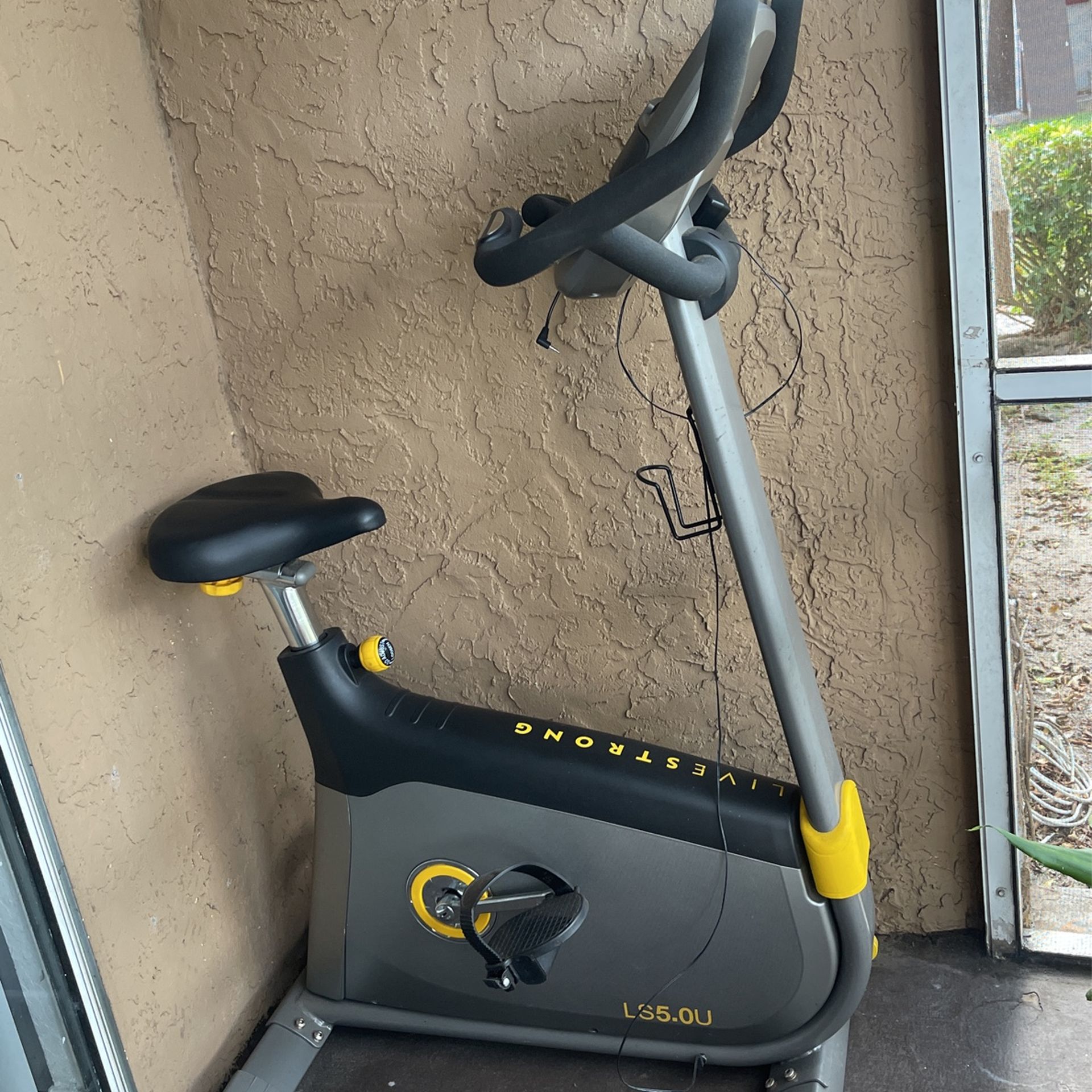Live strong Exercise Machine