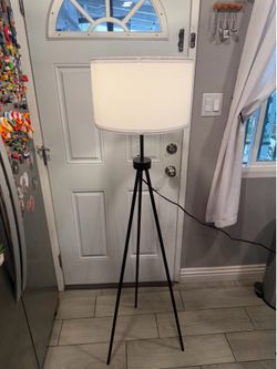 Modern Metal Tripod Floor Lamp With Chain SwitchTranslation