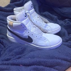 Nike Court Royals 2 Mid-top Sneaker