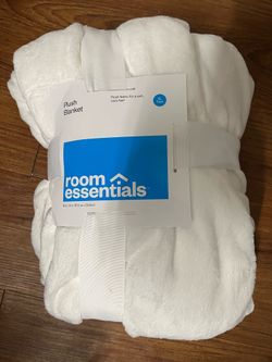 New Room Essentials White Plush Blanket XL Twin .
