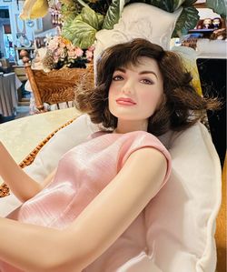 Franklin Mint Jackie Kennedy Doll with Brown Hair Pink Dress