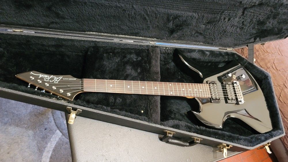 BC RICH MOCKINGBIRD BRONZE SERIES ELECTRIC GUITAR MODEL MG ST/WH MADE IN INDONESIA IN BLACK COLOR.