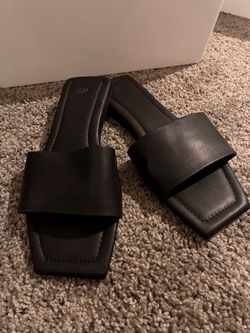 H&M - women’s black  flat sandals - sz 6