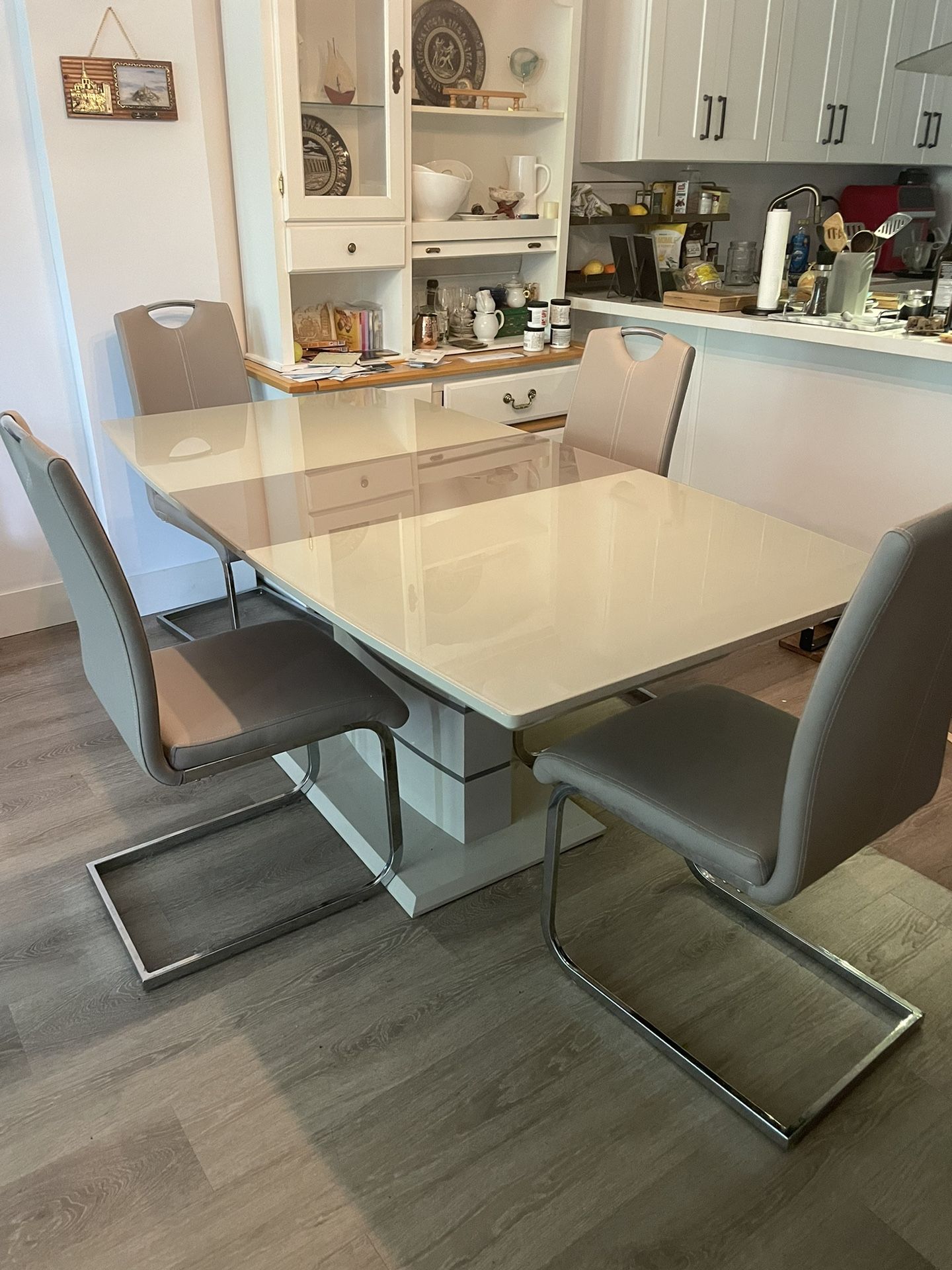 Dining Room Table With 4 Chairs!