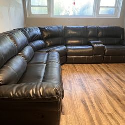 Sectional Leather In Good Condition 