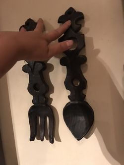 Tenedor Y Cuchara De Madera de un poco más de un pie de altas.