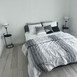 Queen Size Complete Bed, Bedding Set w/Nightstand, Mattress & Lamps