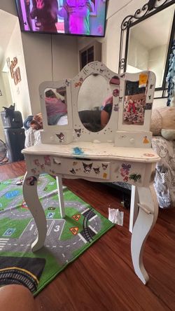 Girl vanity / mirror