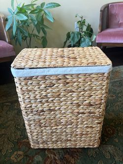 Laundry hamper with lid and liner, natural water hyacinth