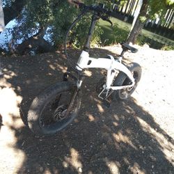 Used Aventon E Bike With Charger Wont Last Long 