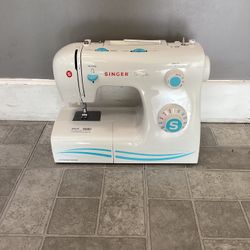 Singer Simple 2263 Sewing Machine W/ Pedal 