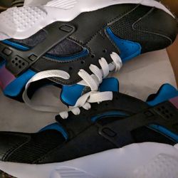 Nike Huaraches  NEW 15$