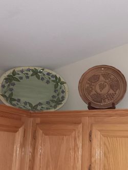 2 PCS UNIC SHAPES CERAMIC DECORATIVE ACCENTS PLATES  WITH STANDS $10 EACH TOTAL $20 .