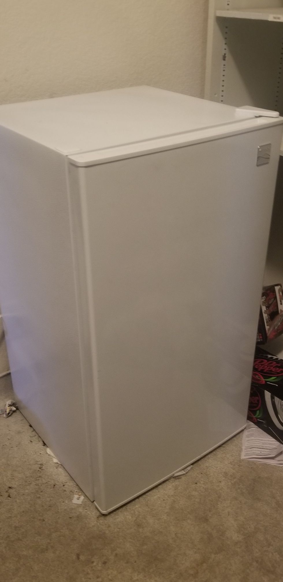 Mini fridge with freezer