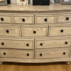 Dresser And 2 Nightstands 