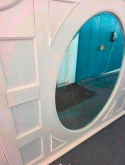 Good Condition 
Beautiful Dresser Mirror 
Clearing space.  
$20