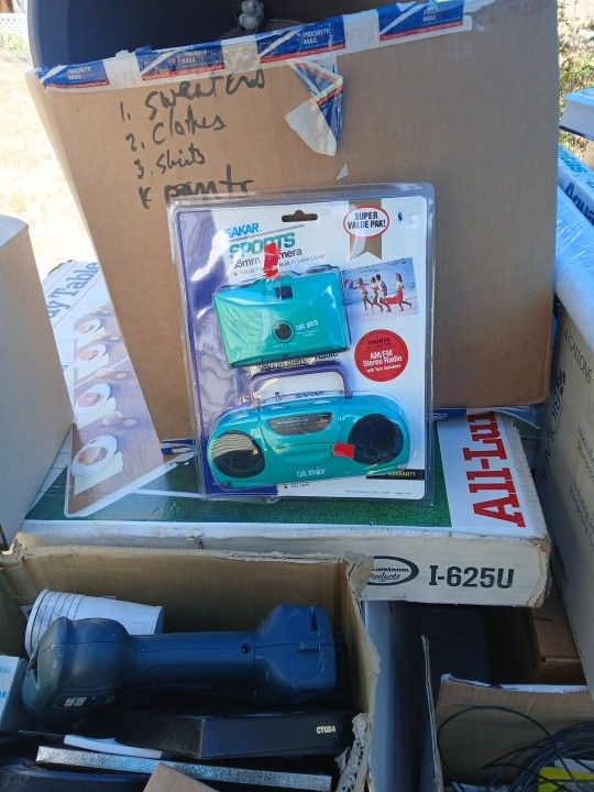 SAKAR SPORTS CAMERA 35MM AND AMFM RADIO NEW