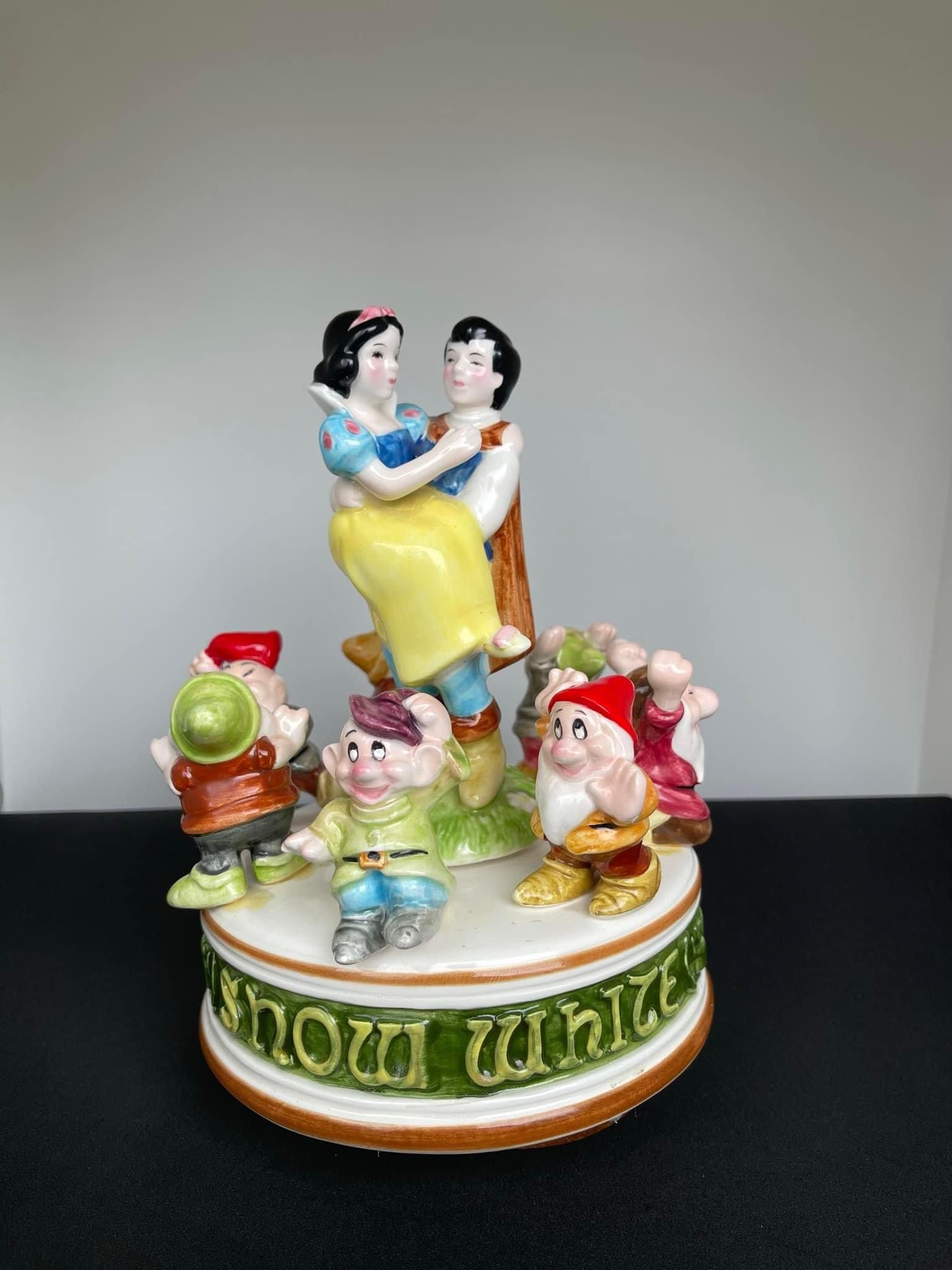 DISNEY Snow White and the Seven Dwarfs Music Box.