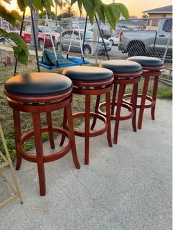 29" Backless Swivel Stool in Cherry Finish - Set of 4