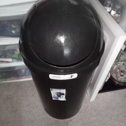Very Nice Swingtop Kitchen Trash Can