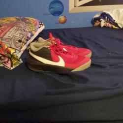 Nike Team Hustle D 10
University Red Black (GS)