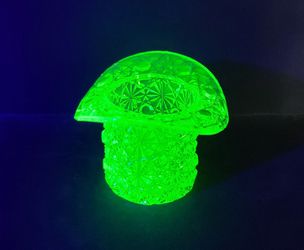 Beautiful Vintage Daisy & Button Uranium Glass Top Hat Figurine