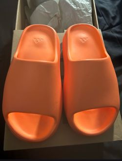Women’s Yeezy Slide “Enflamed Orange” Size 5 Great Condition ‼️‼️‼️