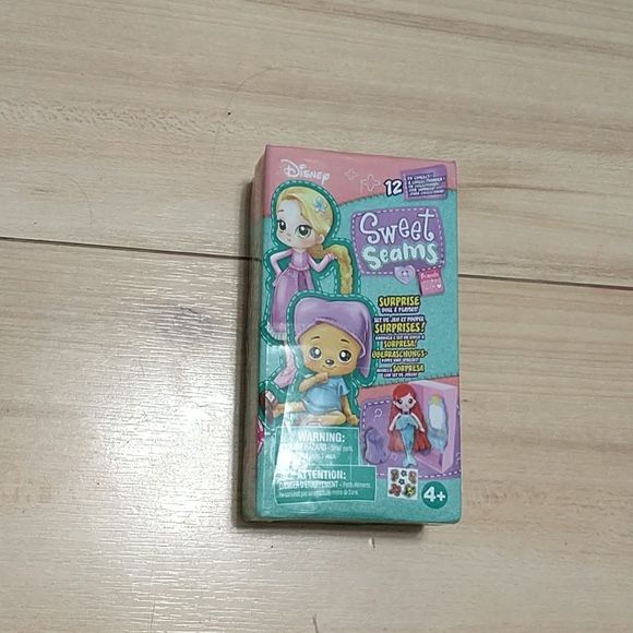 Disney sweet seams day surprise doll a playset