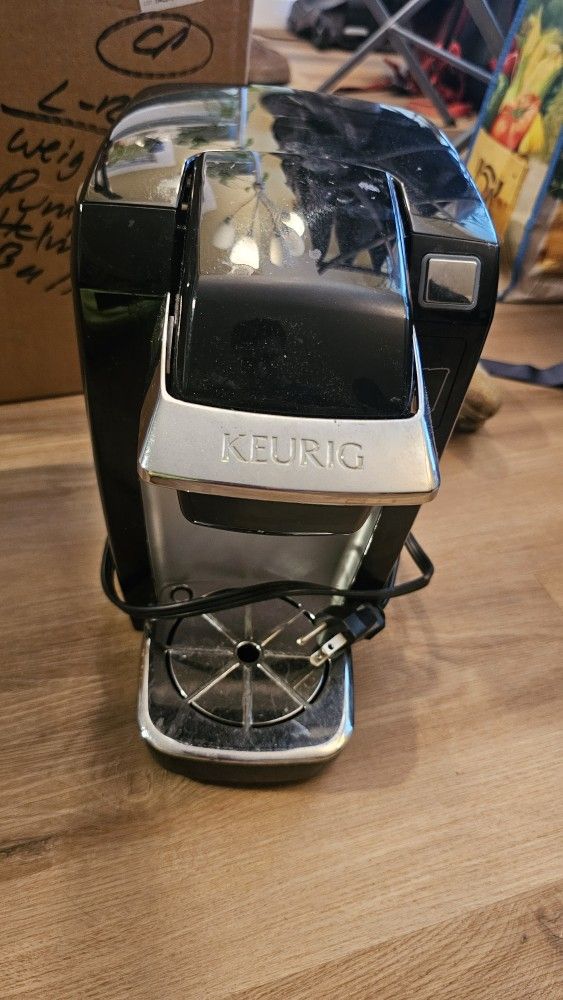 Keurig B31 Mini Plus Personal Coffee Brewer, Black